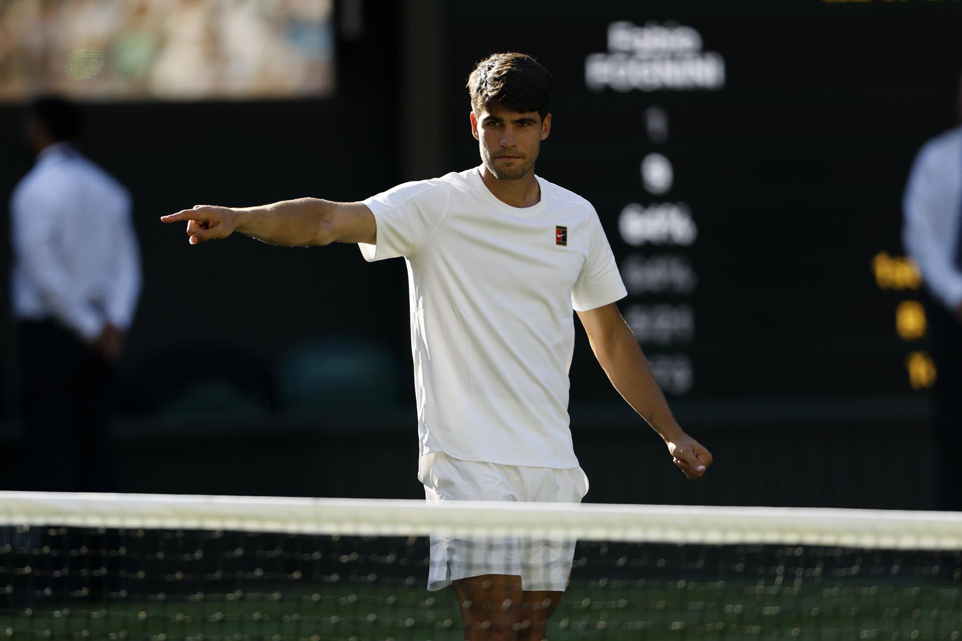 Carlos Alcaraz de España señala a Fognini para que el público reconozca su esfuerzo en el partido de la 1ª ronda Wimbledon, Reino Unido. EFE/EPA/TOLGA AKMEN USO EDITORIAL SÓLO USO EDITORIAL SÓLO