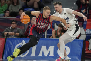El alero lituano de Baskonia, Tadas Sedekerskis (i), con el balón ante el alero lituano de Ucam Murcia, Rodions Kurucs en foto de archivo de L. Rico. EFE
