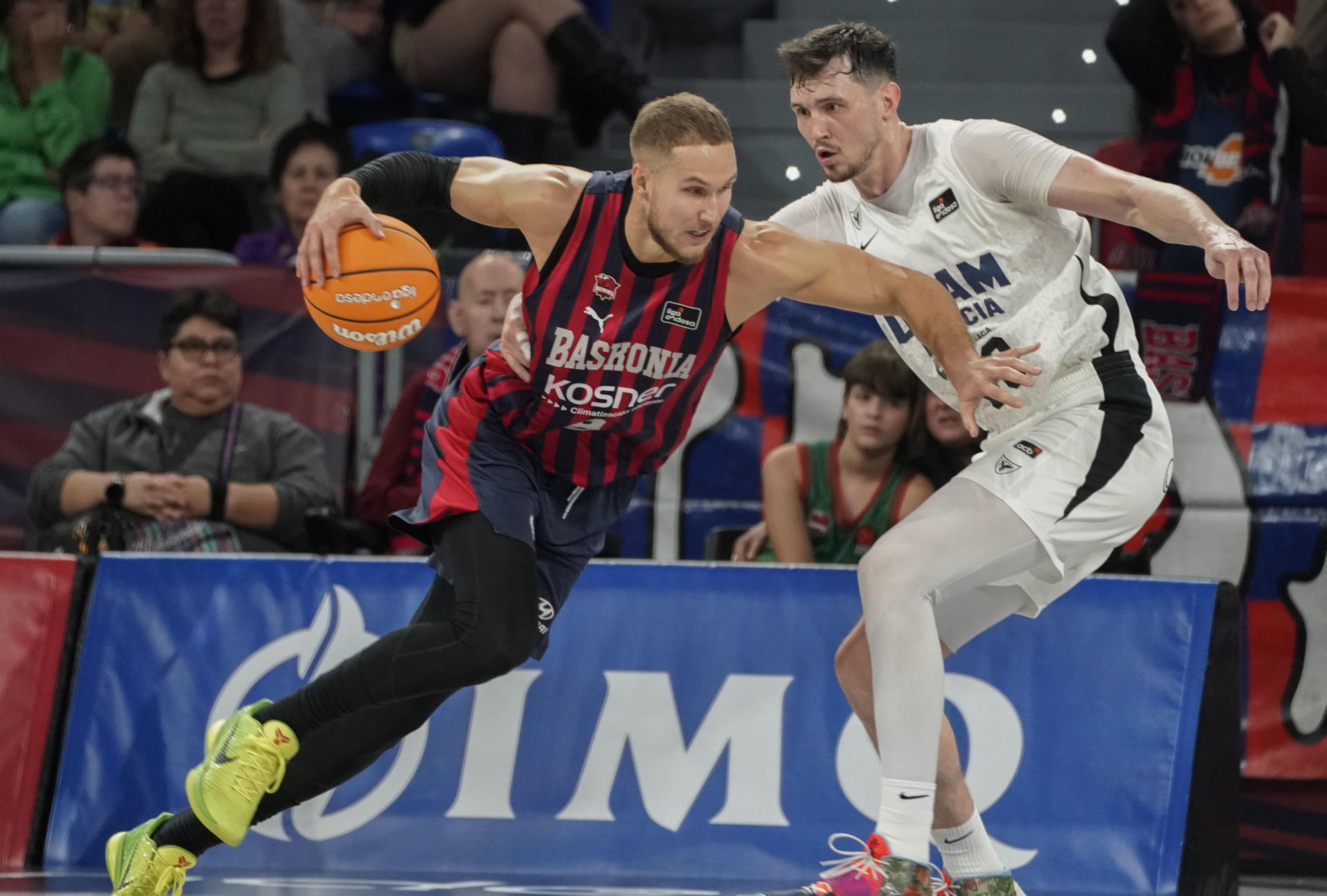 El alero lituano de Baskonia, Tadas Sedekerskis (i), con el balón ante el alero lituano de Ucam Murcia, Rodions Kurucs en foto de archivo de L. Rico. EFE