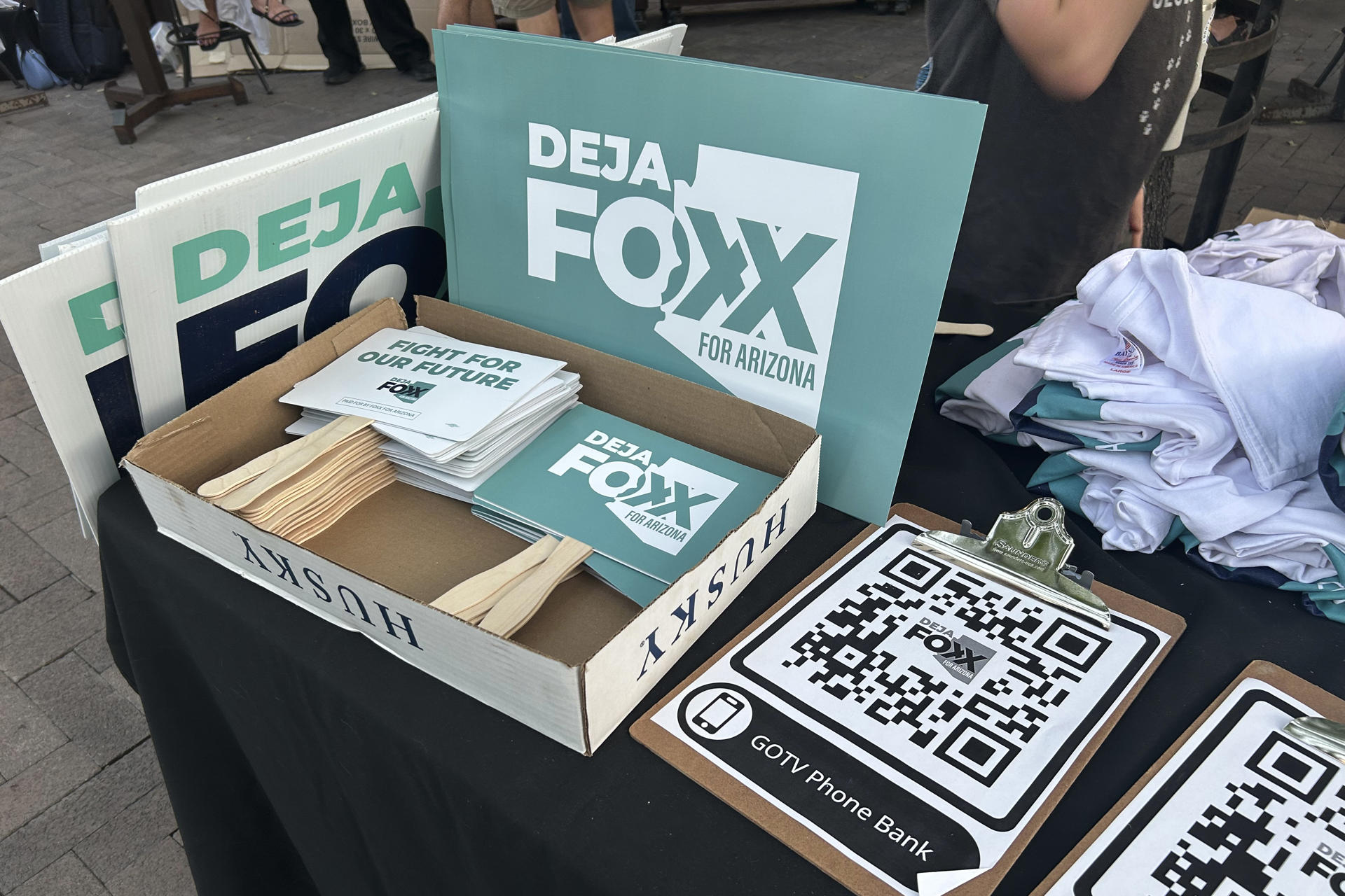 Fotografía que muestra carteles electorales de la candidata al Congreso por el distrito 7 de Arizona, la influenciadora Deja Foxx, el 11 de julio de 2025 en Tucson (EE.UU.). EFE/ María León