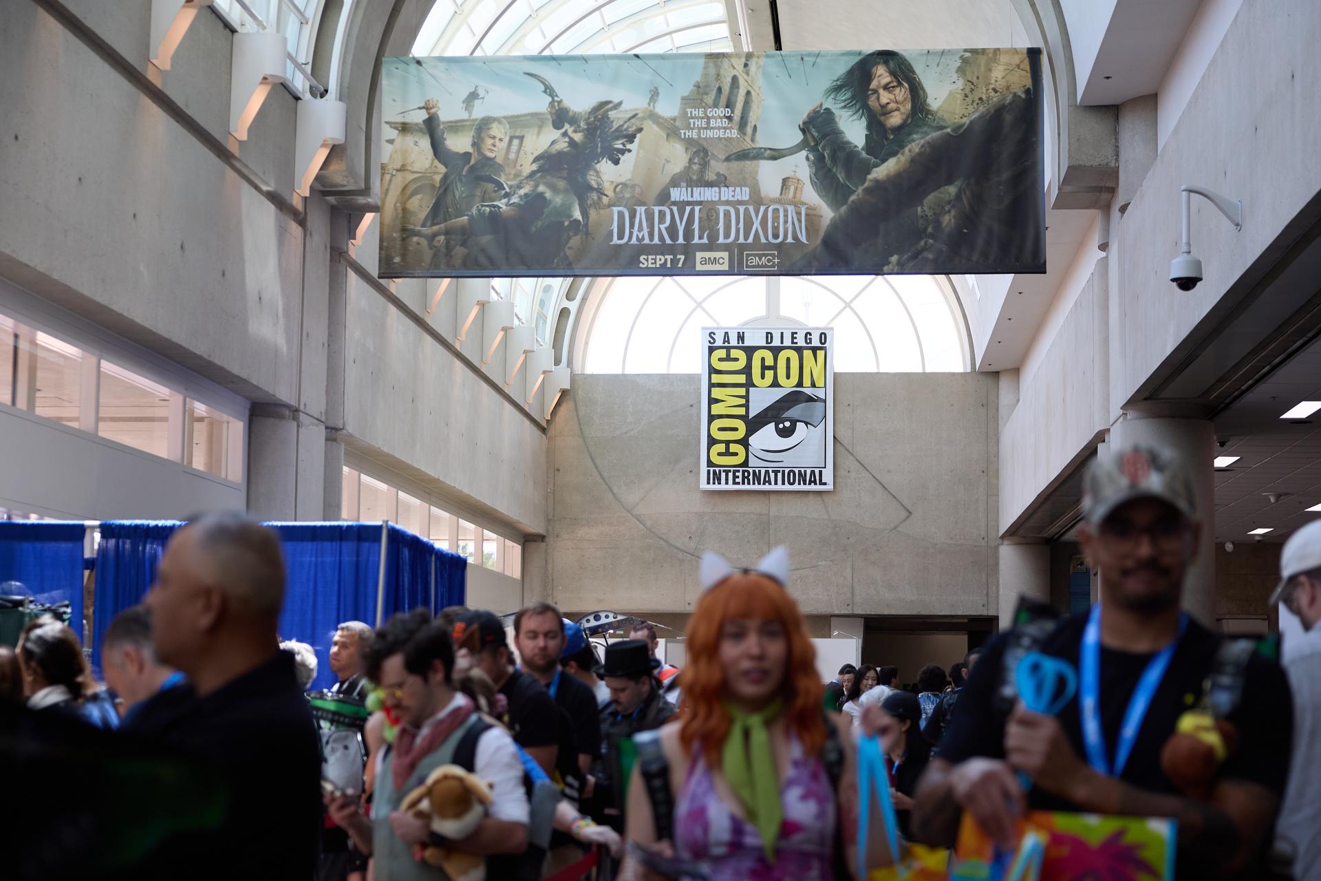 Personas disfrazadas asisten a Comic-Con International en San Diego, California, EE. UU., este 25 de julio de 2025. EFE/EPA/ALLISON DINNER
//////////
SAN DIEGO (United States), 25/07/2025.- People in cosplay attend Comic-Con International in San Diego, California, USA, 25 July 2025. San Diego Comic-Con International is a comics arts conference held from 24-27 July 2025. EFE/EPA/ALLISON DINNER
