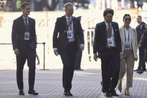 El embajador de Noruega en Argentina, Havlor Seatre (c), fue captado este miércoles, 2 de julio, a su llegada al Palacio San Martín, previo a la cumbre de Mercosur, en Buenos Aires (Argentina). EFE/Martín Campaya