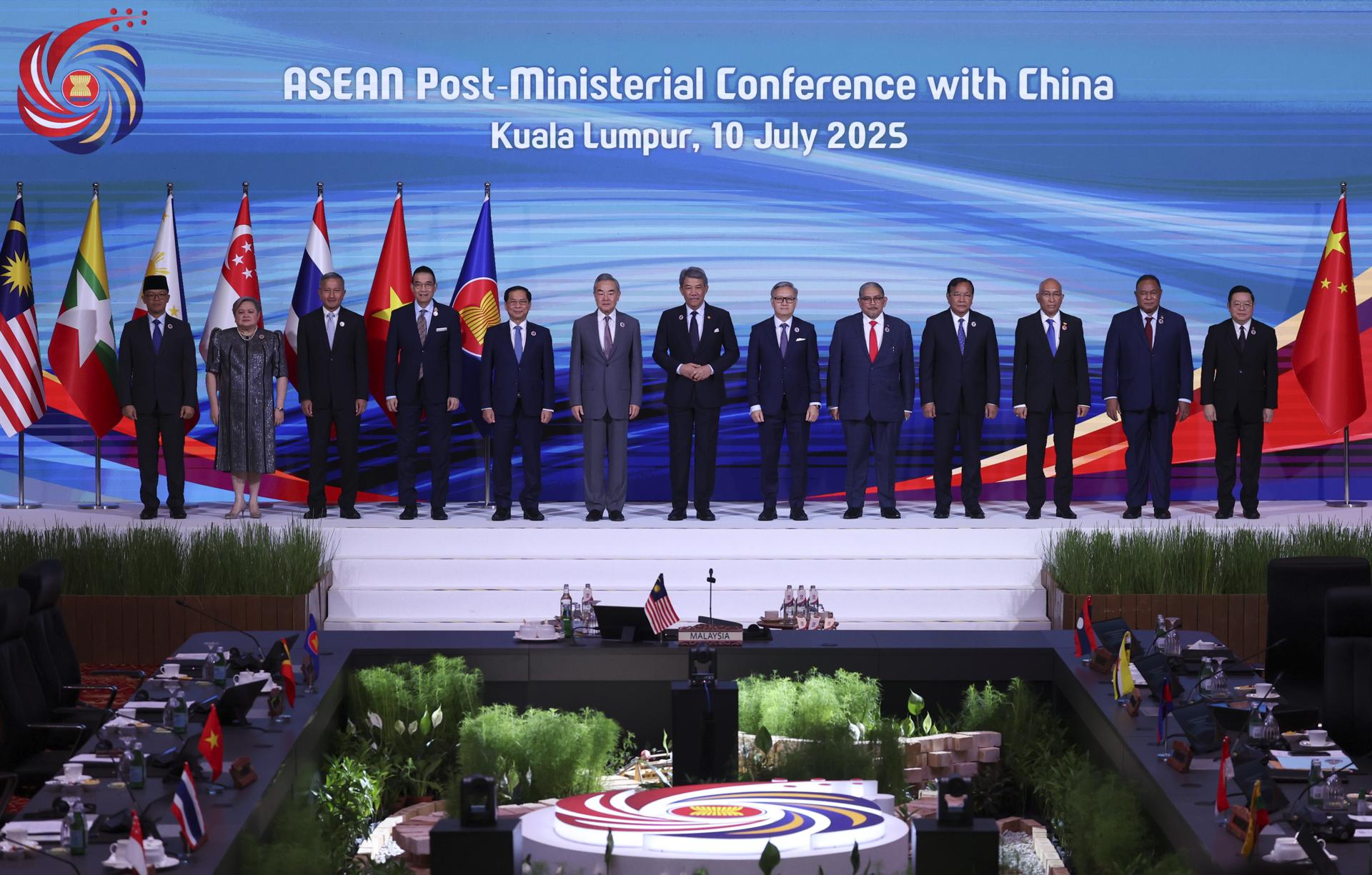Foto de familia del ministro de Exteriores chino, Wang Yi, con los jefes de la diplomácia de la ASEAN (Asociación de Naciones del Sudeste Asiático), durante su reunión en Kuala Lumpur.
EFE/EPA/HASNOOR HUSSAIN / POOL
