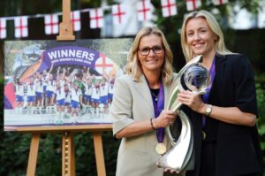 Sarina Wiegman (i) y Leah Williamson. EFE/EPA/ANDY RAIN