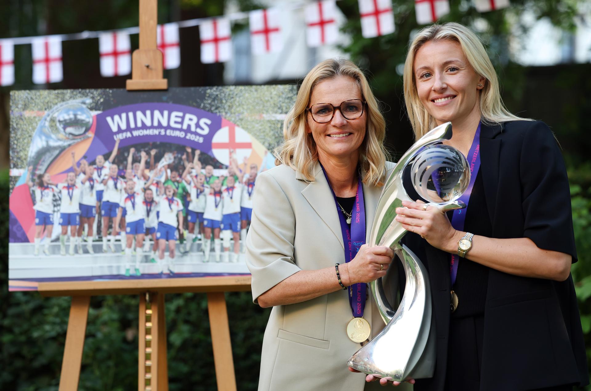 Sarina Wiegman (i) y Leah Williamson. EFE/EPA/ANDY RAIN