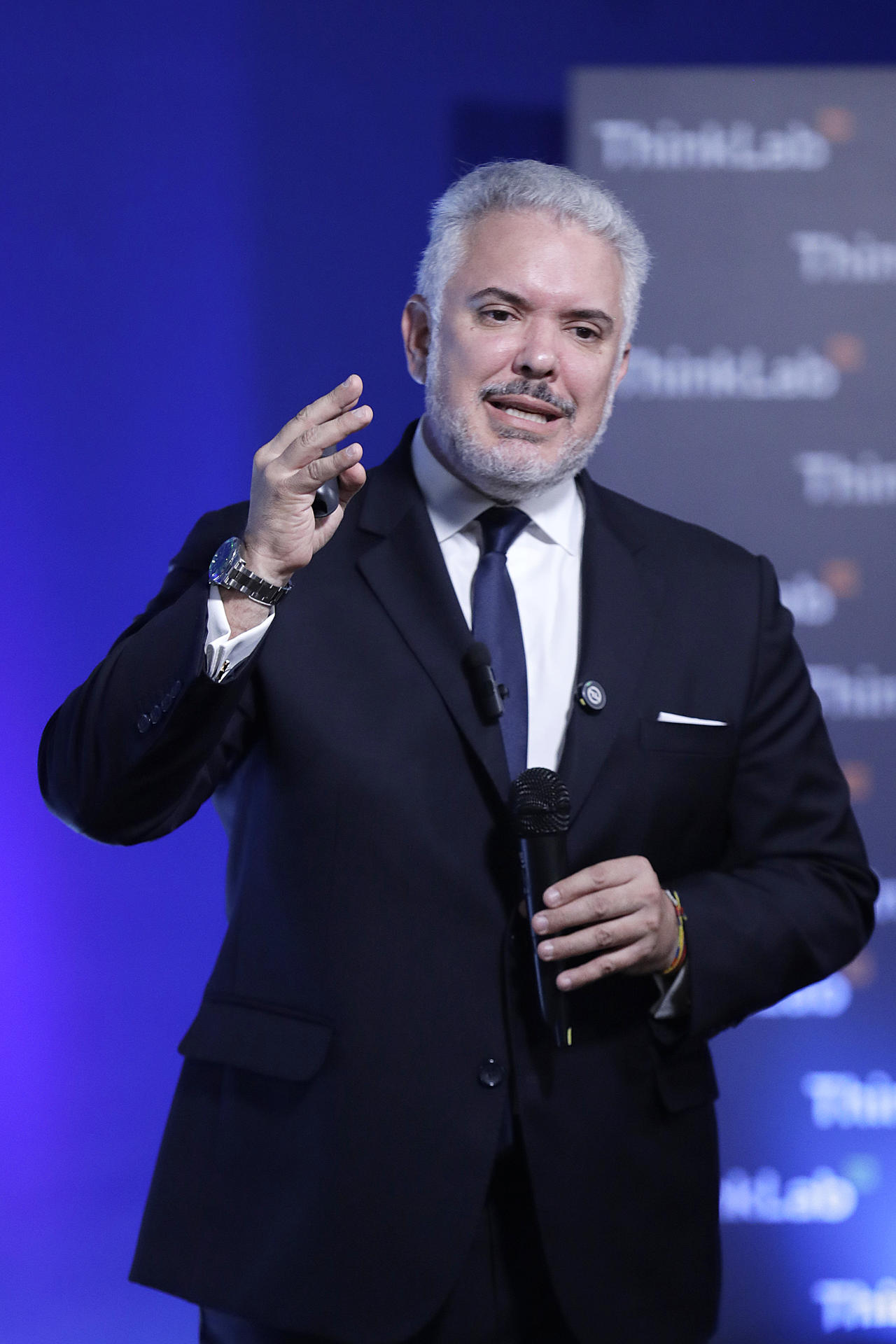 El expresidente colombiano Iván Duque habla durante la presentación de su libro 'Fuerza y verdad', este miércoles, en Bogotá (Colombia). EFE/ Carlos Ortega
