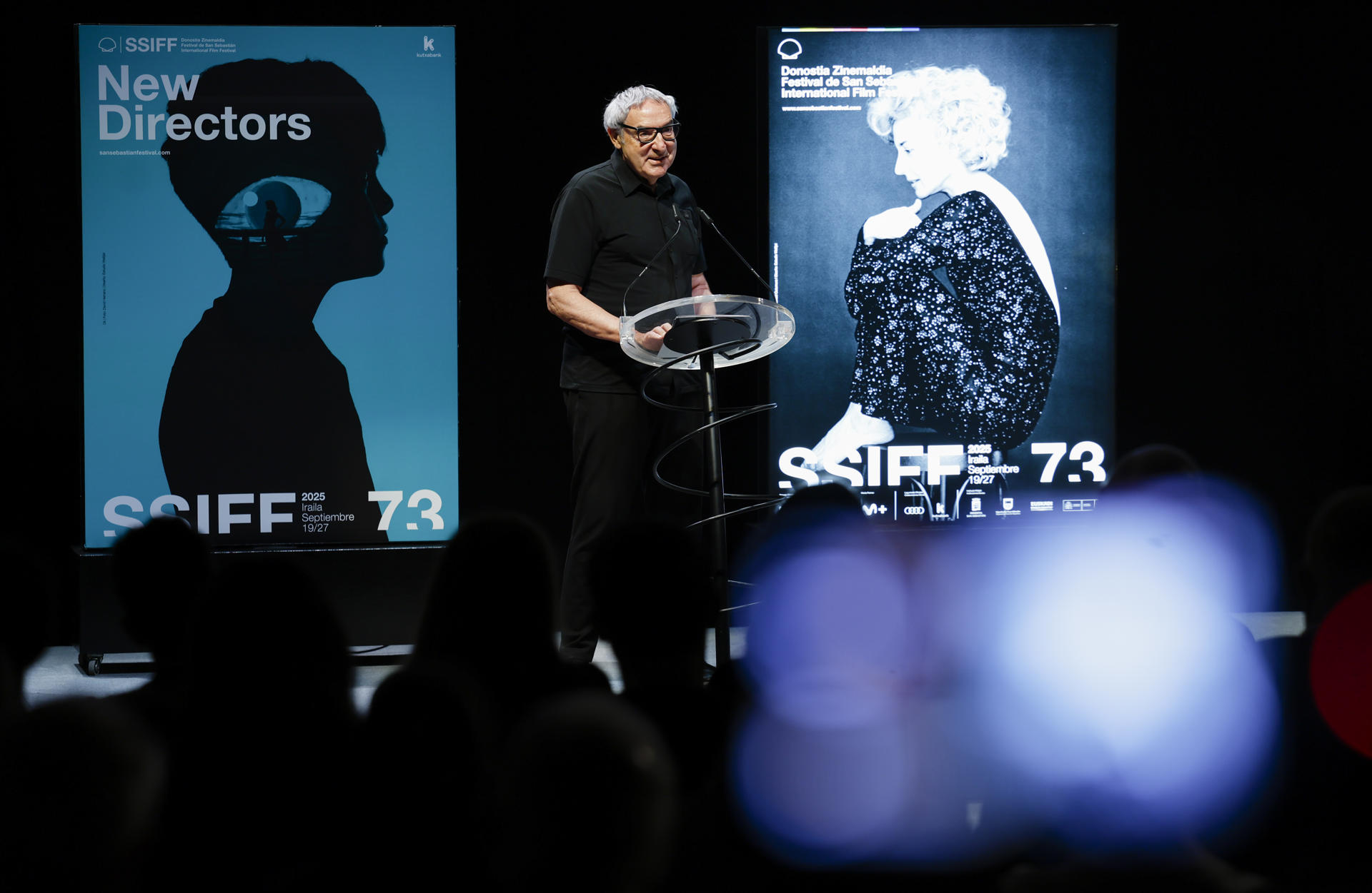 El fotógrafo gallego Manuel Outumuro, presenta este miércoles el cartel oficial del Festival de Cine de San Sebastián, protagonizado este año por la actriz Marisa Paredes. EFE/Juan Herrero.
