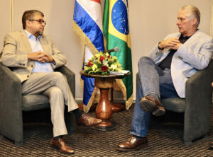 Fotografía cedida este domingo, 6 de julio, por la Presidencia de Cuba del mandatario cubano Miguel Diaz-Canel (d), durante una reunión con el alcalde de Maricá y vicepresidente nacional del Partido de los Trabajadores de Brasil, Washington Quaquá, en Río de Janeiro (Brasil). EFE/Alejandro Azcuy/Presidencia de Cuba