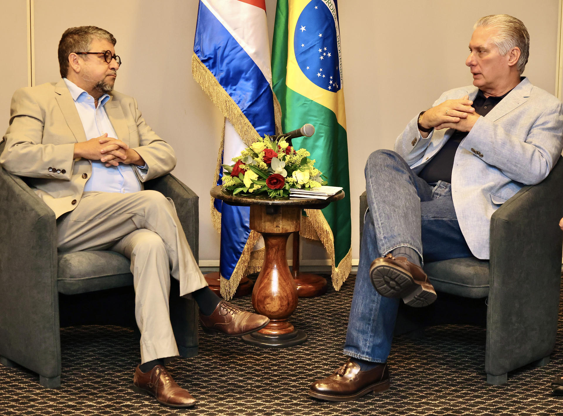 Fotografía cedida este domingo, 6 de julio, por la Presidencia de Cuba del mandatario cubano Miguel Diaz-Canel (d), durante una reunión con el alcalde de Maricá y vicepresidente nacional del Partido de los Trabajadores de Brasil, Washington Quaquá, en Río de Janeiro (Brasil). EFE/Alejandro Azcuy/Presidencia de Cuba