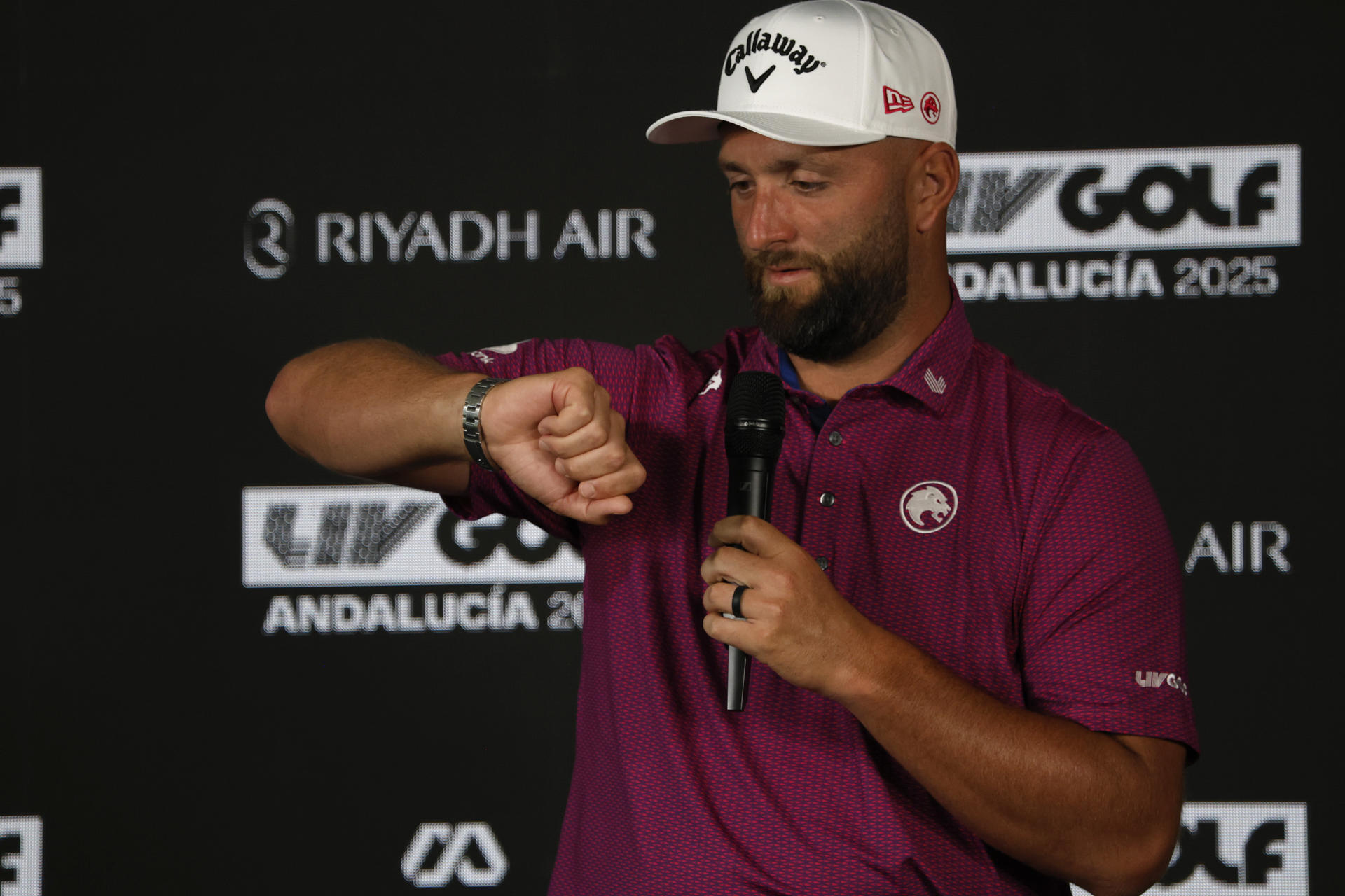 El jugador de golf y capitán del equipo de la Legión XIII, Jon Rahm, durante la rueda de prensa ofrecida como presentación de la tercera edición del LIV Golf Andalucía 2025, el circuito de golf financiado por Arabia Saudí, que se juega en el campo Real Club Valderrama en San Roque (Cádiz). /EFE/A.Carrasco Ragel.
