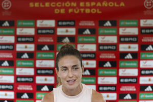 La jugadora de la selección española, Alexia Putellas, durante la rueda de prensa que ha ofrecido hoy jueves en Lausana, previa a la final que disputan el próximo domingo frente a Inglaterra. EFE / Ana Escobar.