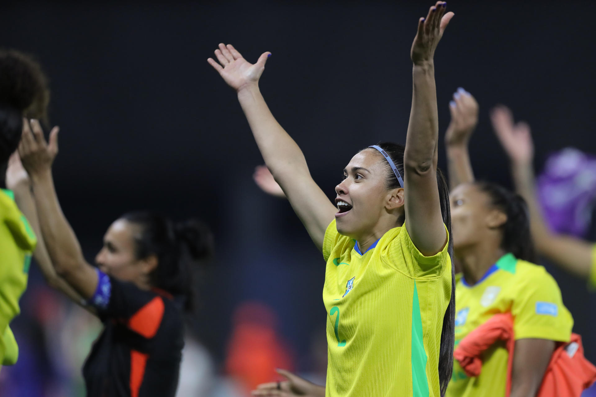 Antônia, de Brasil, celebra al final de un partido de la fase de grupos de la Copa América Femenina entre Brasil y Colombia en el estadio Banco Guayaquil en Quito (Ecuador). EFE/ José Jácome
