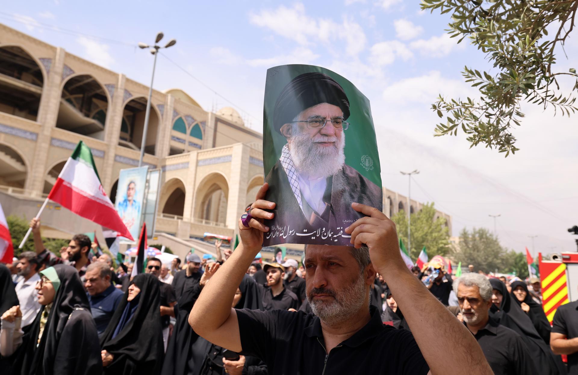 TEHRAN (Iran (Islamic Republic Of)), 25/07/2025.- Iranians take part in an anti-Israeli rally against the malnutrition situation in Gaza, in Tehran, Iran, 25 July 2025. At least 113 Palestinians, including more than 80 children, have died due to famine and malnutrition in the Gaza Strip, the Palestinian Ministry of Health said on 24 July. (Protestas, Teherán) EFE/EPA/ABEDIN TAHERKENAREH