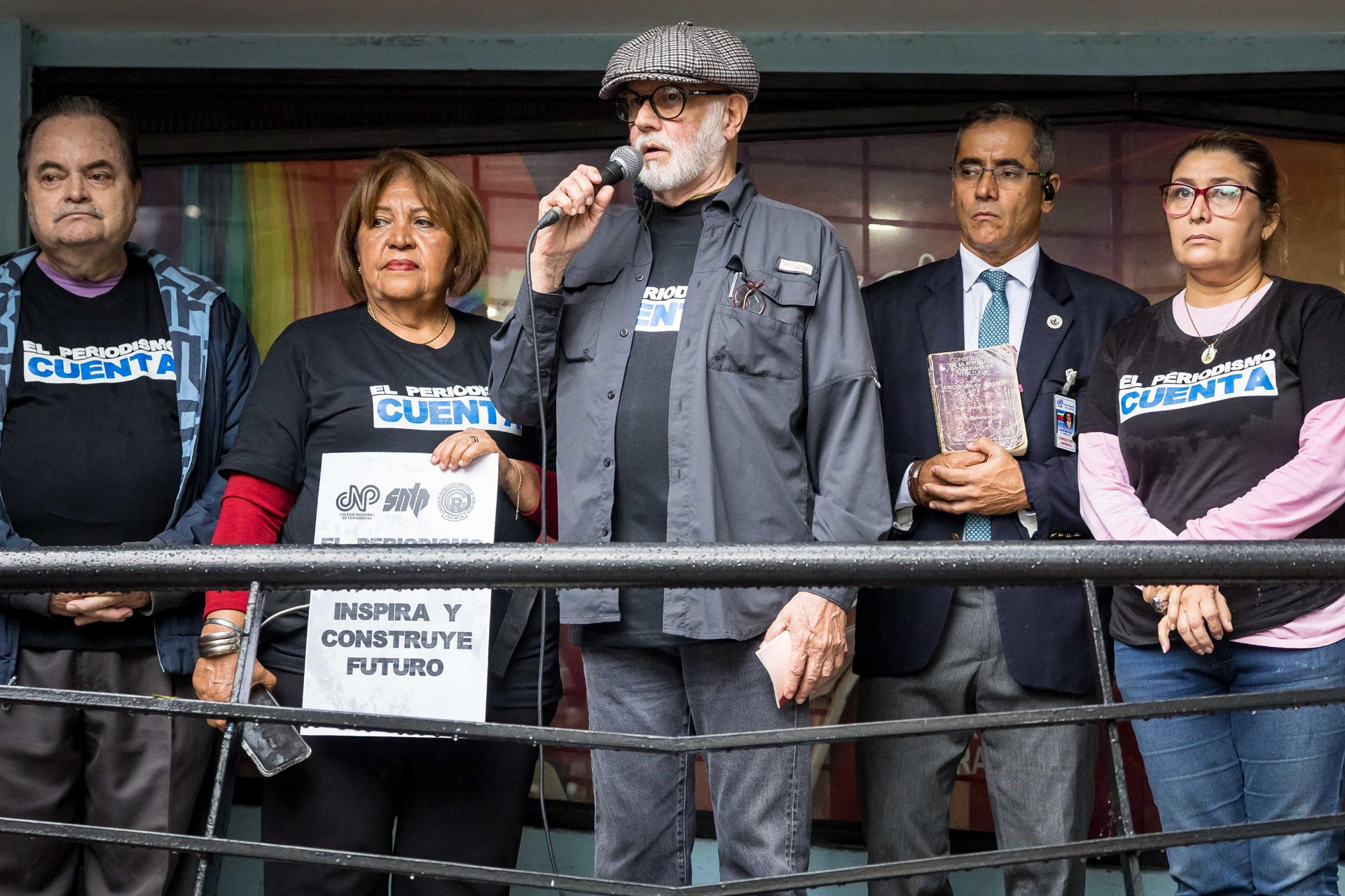 El presidente del Colegio Nacional de Periodistas (CNP), Tinedo Guia (c), participa en la lectura de un comunicado por la libertad de expresión este viernes, en Caracas (Venezuela). . EFE/ Miguel Gutiérrez