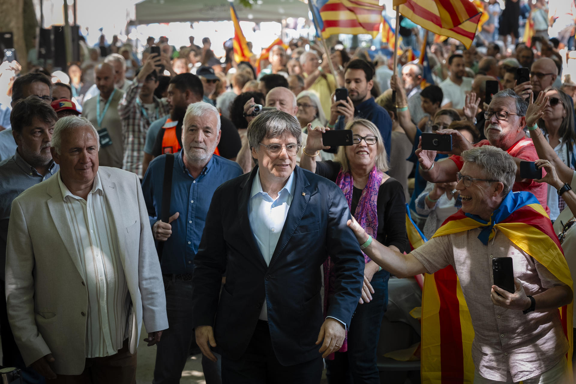 El expresidente de la Generalitat Carles Puigdemont (c) participa en el acto con motivo del quinto aniversario de la fundación de Junts per Catalunya como partido este domingo, en Prats de Molló (Francia). EFE/ David Borrat