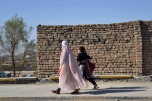 Una mujer afgana camina por una carretera en Kandahar, Afganistán, el 09 de julio de 2025. EFE/EPA/QUDRATULLAH RAZWAN