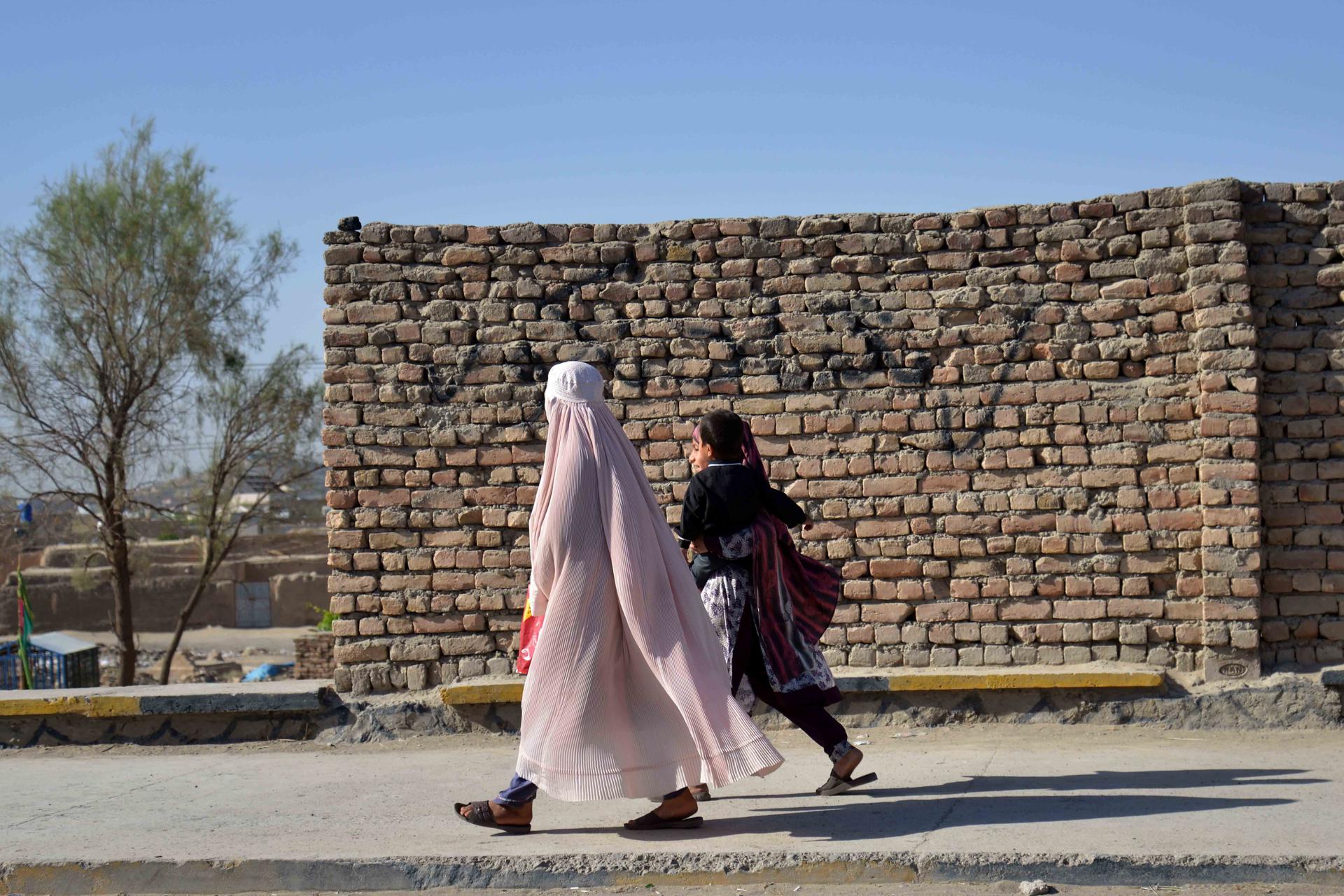 Una mujer afgana camina por una carretera en Kandahar, Afganistán, el 09 de julio de 2025. EFE/EPA/QUDRATULLAH RAZWAN