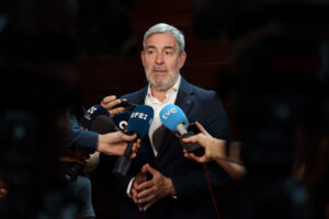 El presidente de Canarias y secretario general de Coalición Canaria, Fernando Clavijo, ha abogado este martes por convocar elecciones generales si el presidente del Gobierno, Pedro Sánchez, no conserva los apoyos que reunió en sus investidura, porque "el pueblo no se equivoca". EFE/Ramón de la Rocha