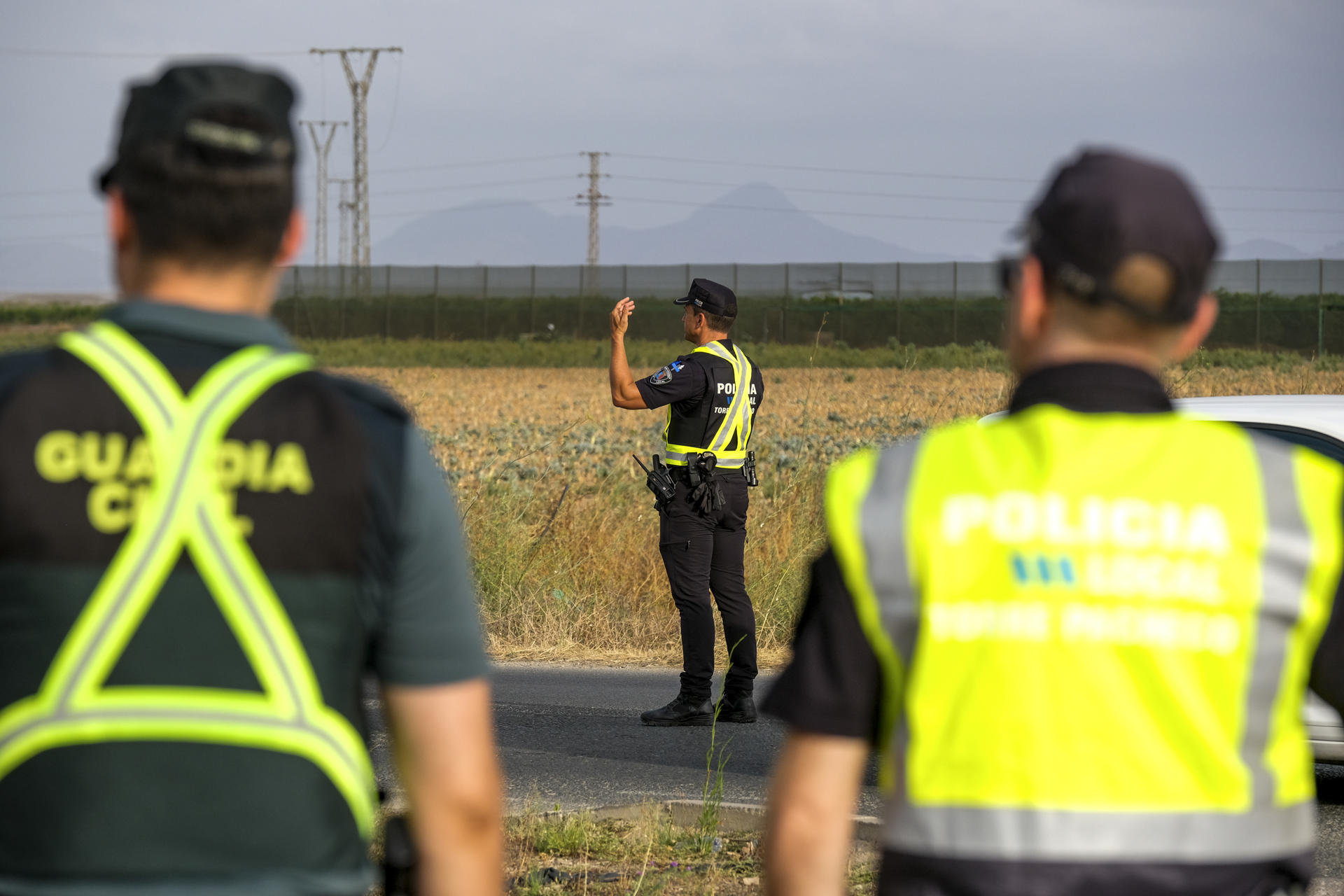 La Guardia Civil de Murcia y la policía local han desplegado desde la media tarde del lunes un visible dispositivo de vigilancia de los accesos por carretera a Torre Pacheco, donde desde hace tres días nueve personas han sido detenidas por los disturbios nocturnos. EFE/ Pablo Miranzo