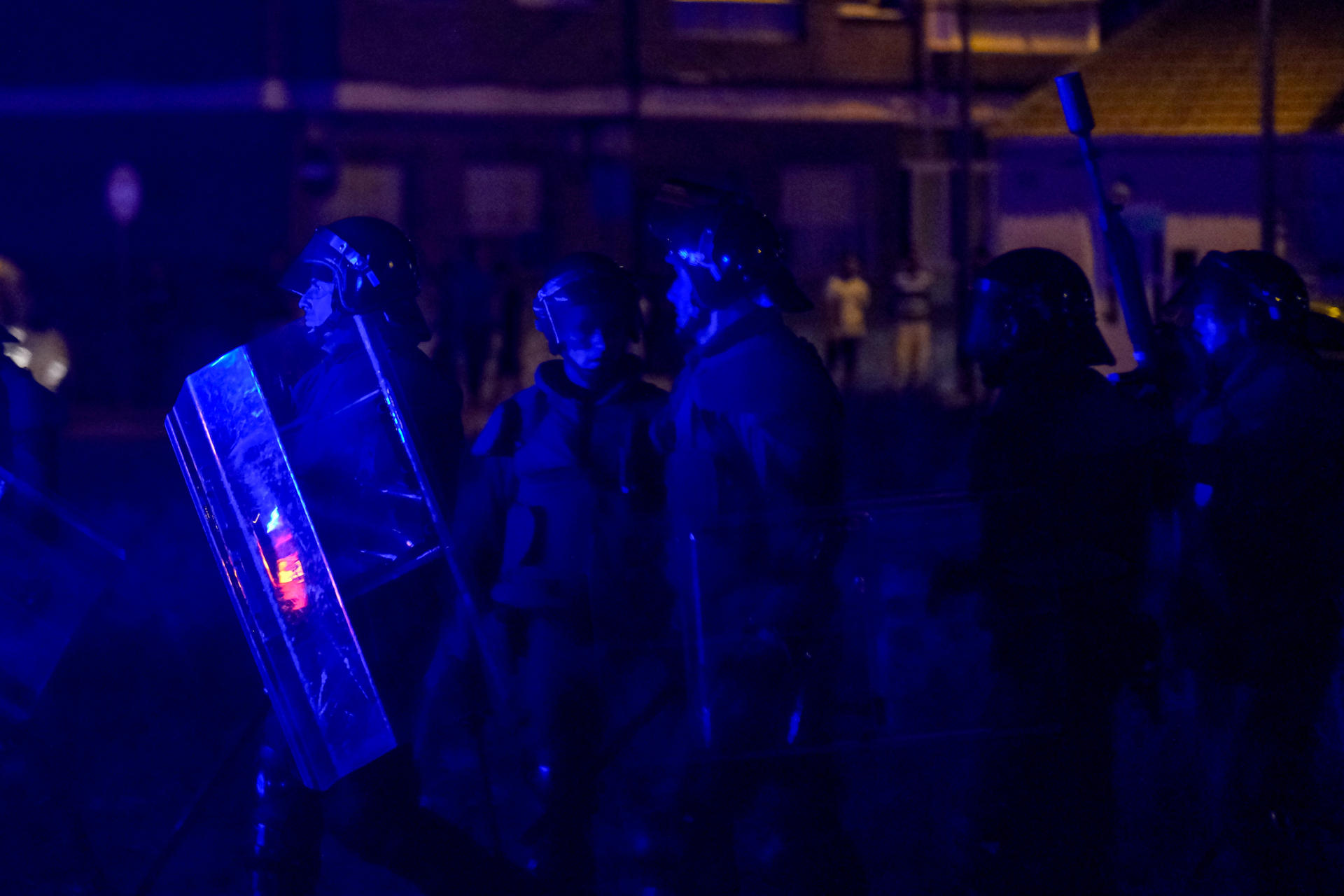 Miembros de la Guardia Civil se han desplegado en la noche de hoy lunes en el barrio de San Antonio de Torre Pacheco, Murcia, donde desde hace tres días nueve personas han sido detenidas por los disturbios nocturnos. EFE/ Pablo Miranzo