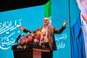 Imagen de archivo del presidente de Irán, Masoud Pezeshkian, durante un mitin en Teherán el 20 de junio de 2024, cuando era candidato a las elecciones anticipadas celebradas tras la muerte del mandatario Ebrahim Raisí en un accidente de helicóptero en mayo de ese año. EFE/Jaime León
