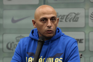 Fotografía de archivo del entrenador del América femenil Ángel Villacampa hablando en una rueda de prensa en las instalaciones de Coapa, en Ciudad de México (México). EFE/José Méndez
