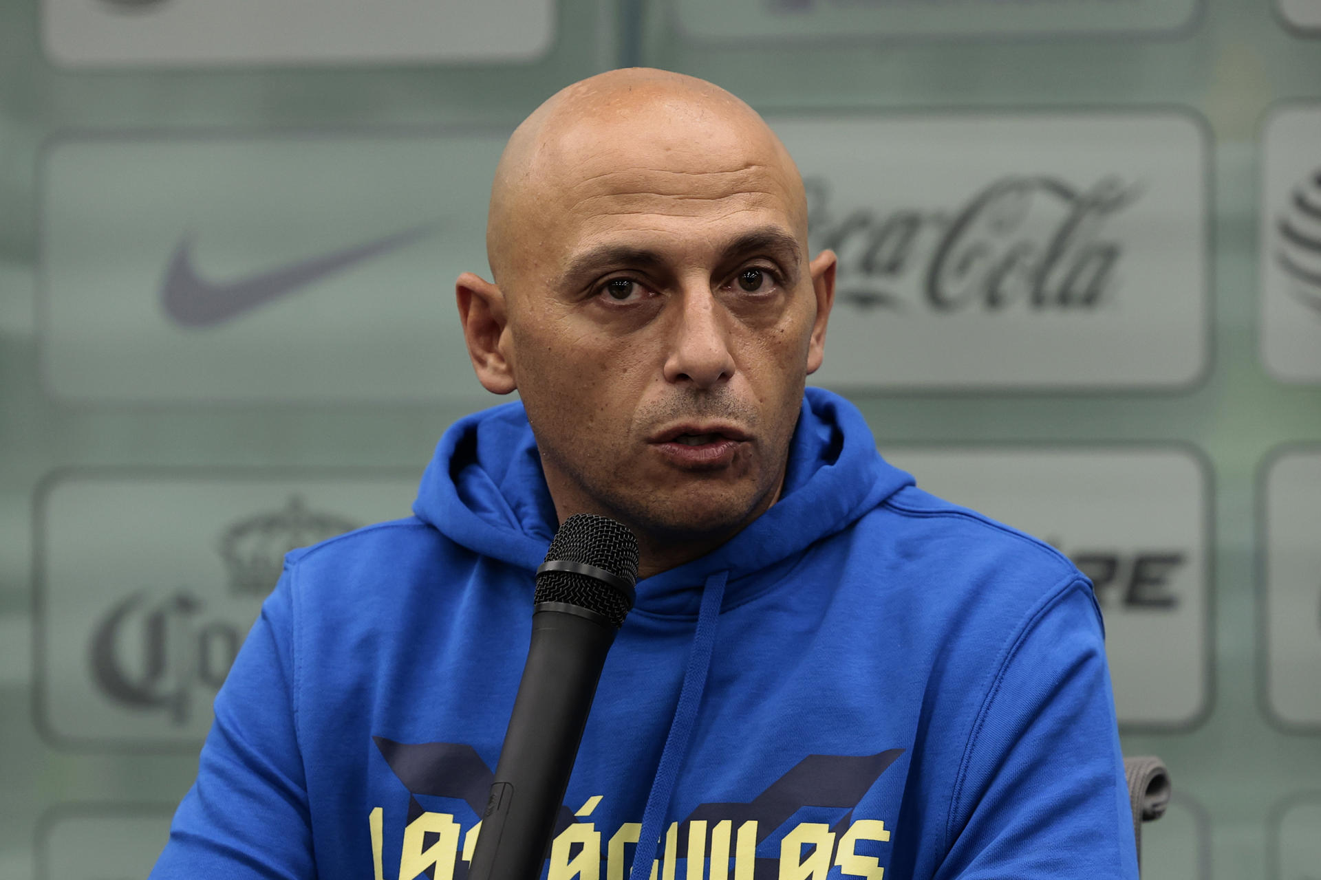 Fotografía de archivo del entrenador del América femenil Ángel Villacampa hablando en una rueda de prensa en las instalaciones de Coapa, en Ciudad de México (México). EFE/José Méndez