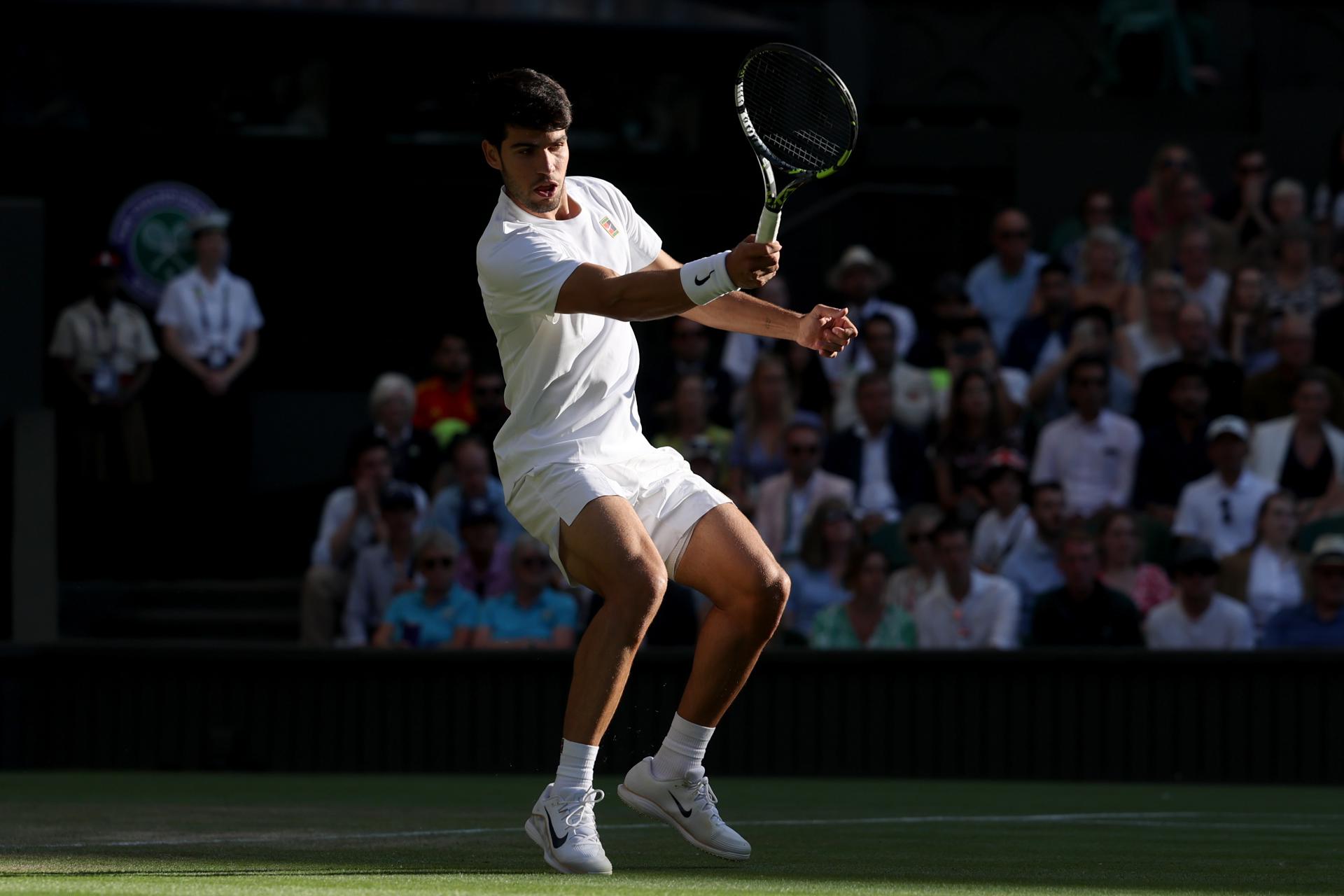 El tenista español Carlos Alcaraz durante su partido de cuartos de final que ha jugado contra el británico Cameron Norrie en Wimbledon, Reino Unido. EFE/EPA/NEIL HALL