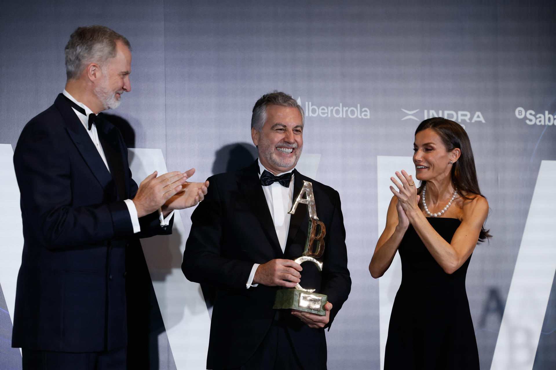 El periodista Carlos Alsina, recibe el premio Luca de Tena de manos de los reyes de España, Felipe VI (i) y Letizia (d), durante los premios de periodismo del diario ABC "Mariano de Cavia", que celebran su 105 edición este martes, en Madrid. EFE/ Juanjo Martín