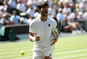 El español Carlos Alcaraz en su partido de semifinales de Wimbledon ante el estadounidense Taylor Fritz. EFE/EPA/ADAM VAUGHAN