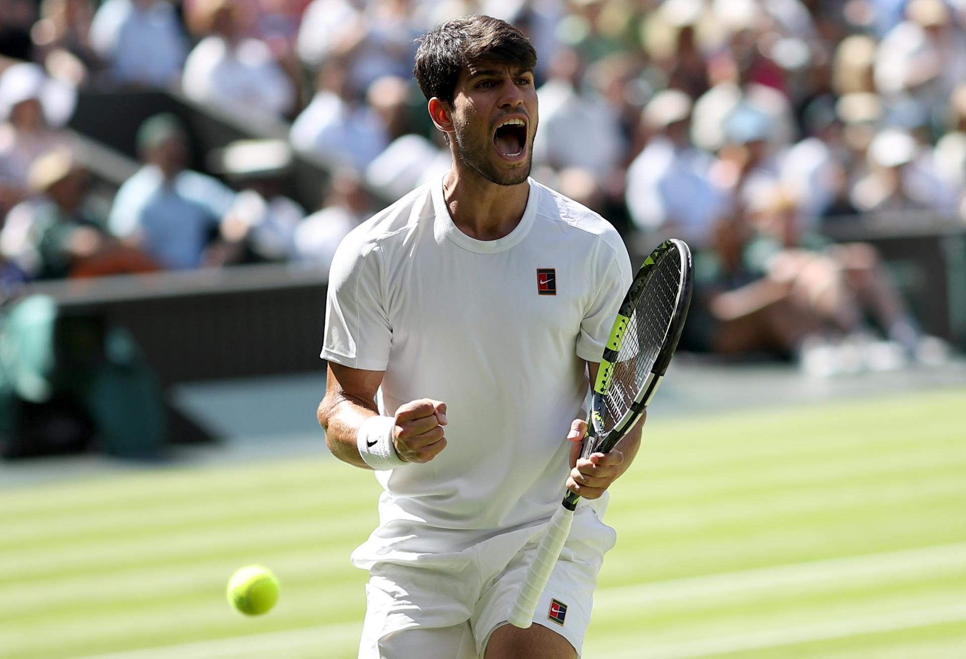 El español Carlos Alcaraz en su partido de semifinales de Wimbledon ante el estadounidense Taylor Fritz. EFE/EPA/ADAM VAUGHAN