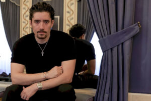 El artista mexicano Álex Fernández durante la entrevista con EFE con motivo de la presentación de su nuevo disco '¿Quién no ha llorado por amor?', y su gira nacional, este martes. Fernández considera que los corridos tumbados, que se han puesto de moda, y otros géneros, como el mariachi que él canta, tienen el objetivo común de "llevar a México a lo más alto posible" en la música. EFE/ Pablo R.seco