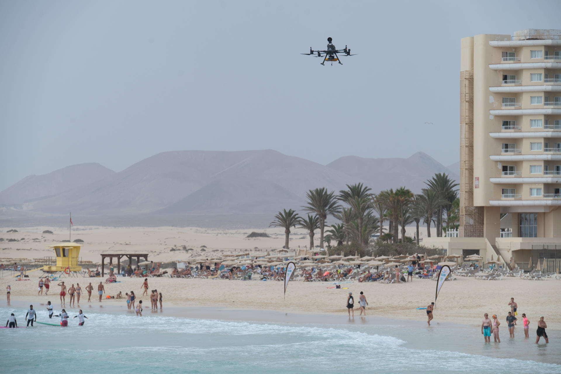 El Gobierno de Canarias probará en las playas de Corralejo (Fuerteventura) el uso de drones de altas prestaciones para salvamento y rescate, a través de un programa piloto de doce meses de duración. El consejero de Política Territorial, Manuel Miranda, ha presentado este viernes las pruebas de operación de los drones, capaces de transportar dos salvavidas hasta el lugar donde un bañista se encuentre en apuros. EFE/Carlos de Saá
