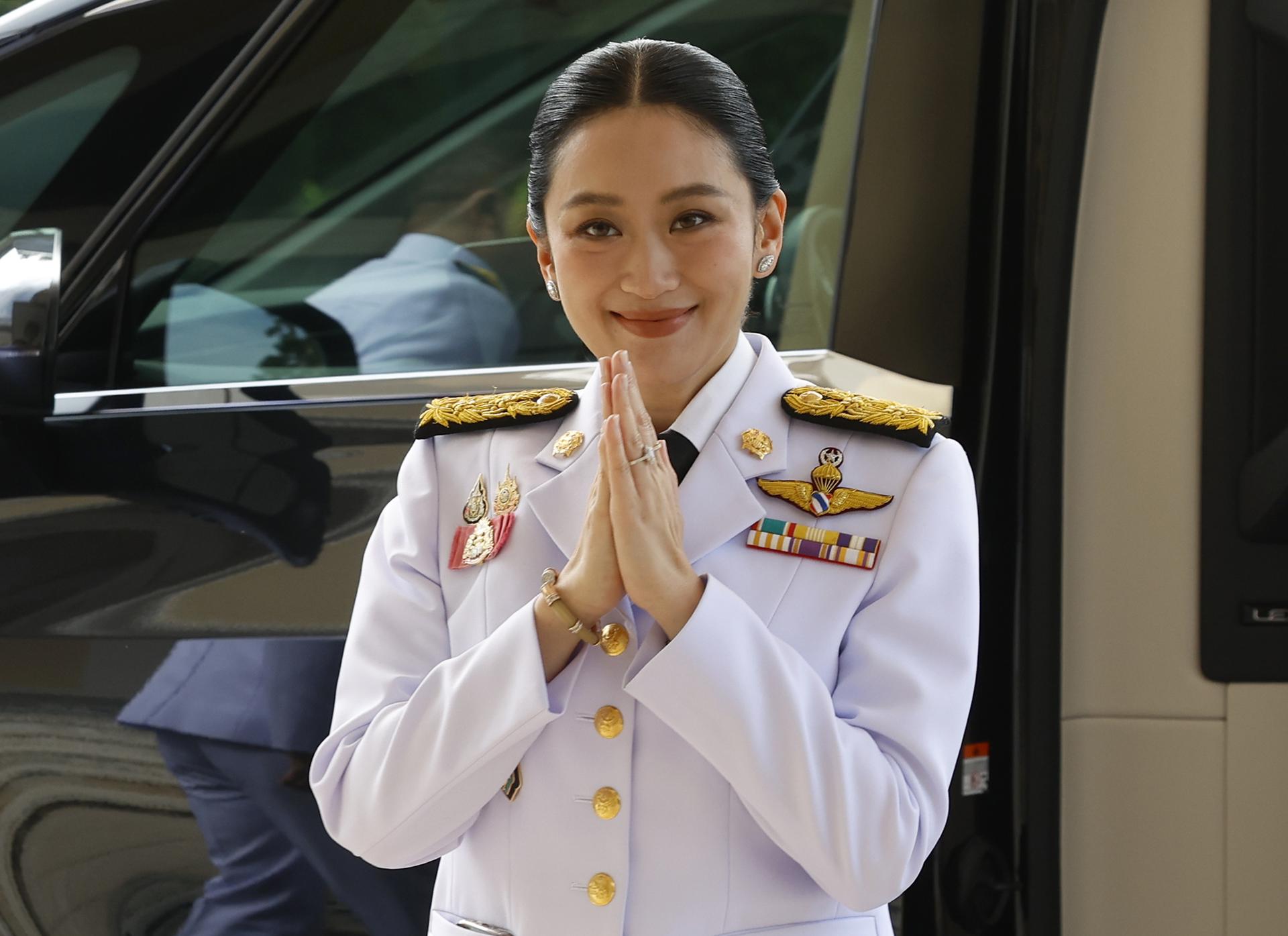 La política tailandesa Paetongtarn Shinawatra, quien asumió hoy el cargo de ministra de Cultura tras ser suspendida temporalmente hace dos días del puesto de primera ministra.
, in her role as Culture Minister, performs a traditional Thai greeting to the media as she arrives at Government House in Bangkok, Thailand, 03 July 2025. Shinawatra will be sworn in as new Culture Minister amid a cabinet reshuffle following the constitutional court order to suspend her from premier duty. (Tailandia) EFE/EPA/NARONG SANGNAK
