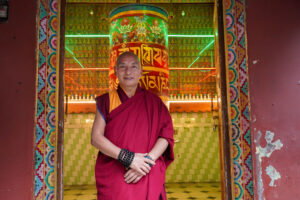 Un día después de que el dalái lama confirmase su sucesión, ciudadanos de Dharamsala celebran la noticia con esperanza, pero también con incertidumbre por el futuro económico y espiritual de su comunidad. La decisión sobre dónde renacerá el próximo dalái lama no es solo una cuestión espiritual, es un asunto con un impacto económico de millones de dólares que podría decidir el futuro de Dharamshala, la ciudad india que ha sido el próspero centro del exilio tibetano durante más de 60 años. EFE/ Lucía Goñi