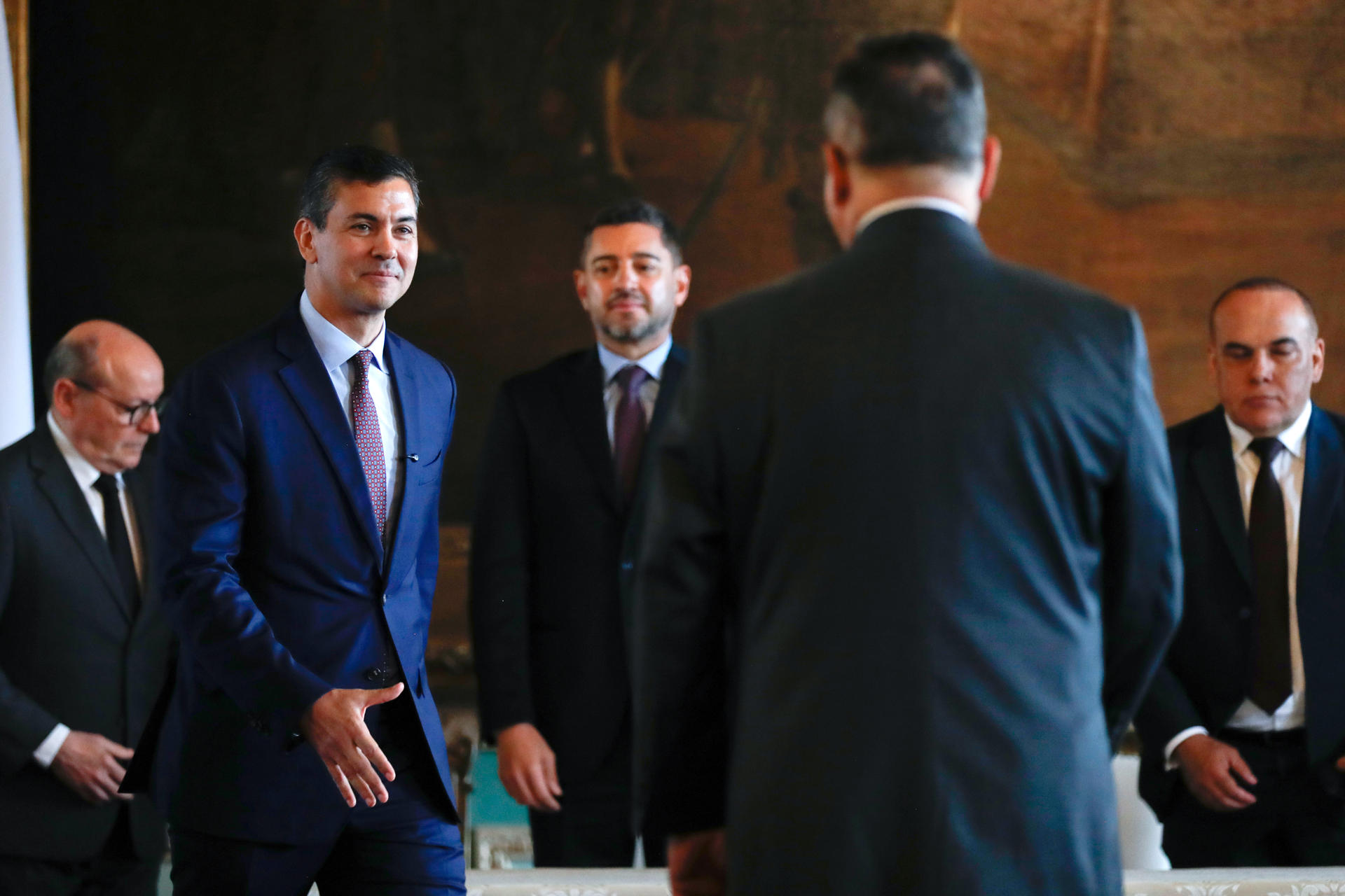 El presidente de Paraguay, Santiago Peña (i), y el embajador de Paraguay ante Estados Unidos, Gustavo Leite (d), asisten al acto de toma de juramento para la posesión del nuevo embajador este jueves, en Asunción (Paraguay). EFE/ Juan Pablo Pino