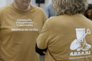 Imagen de archivo de dos personas vestidas con camisetas de la Asociación de Damnificados por la dana de l'Horta Sud-València. EFE/Ana Escobar
