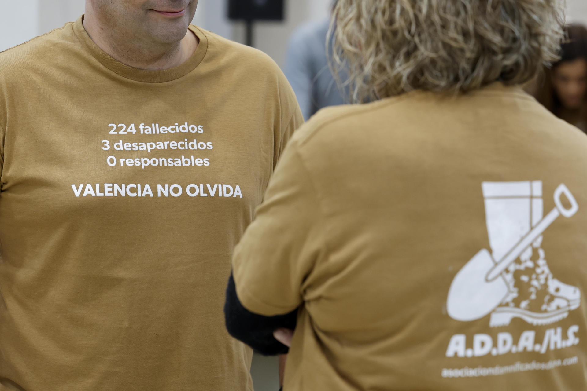 Imagen de archivo de dos personas vestidas con camisetas de la Asociación de Damnificados por la dana de l'Horta Sud-València. EFE/Ana Escobar