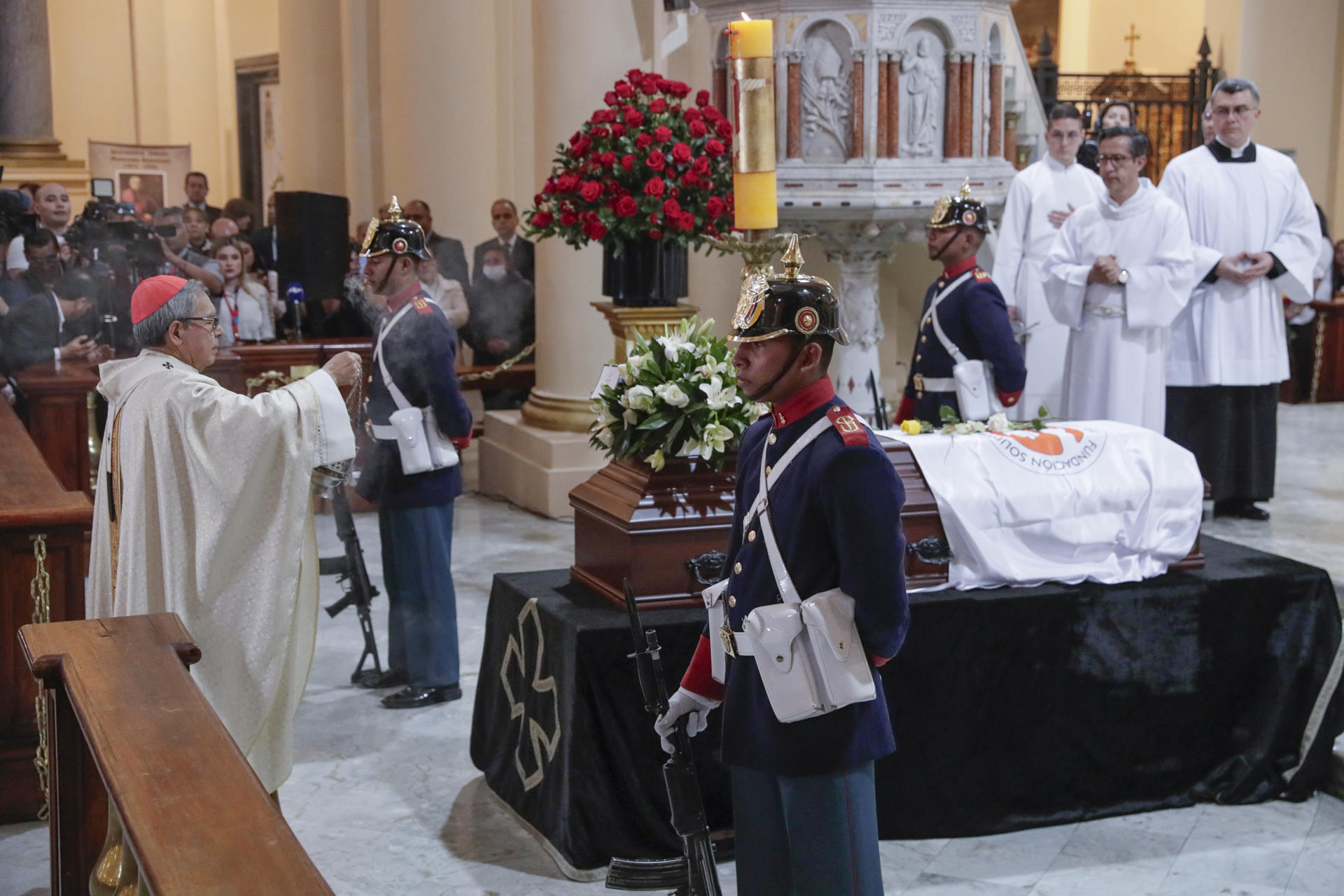 El cardenal Luis José Rueda Aparicio oficia la misa en honor a la ex primera dama Nydia Quintero este miércoles, en Bogotá (Colombia). EFE/ Carlos Ortega
