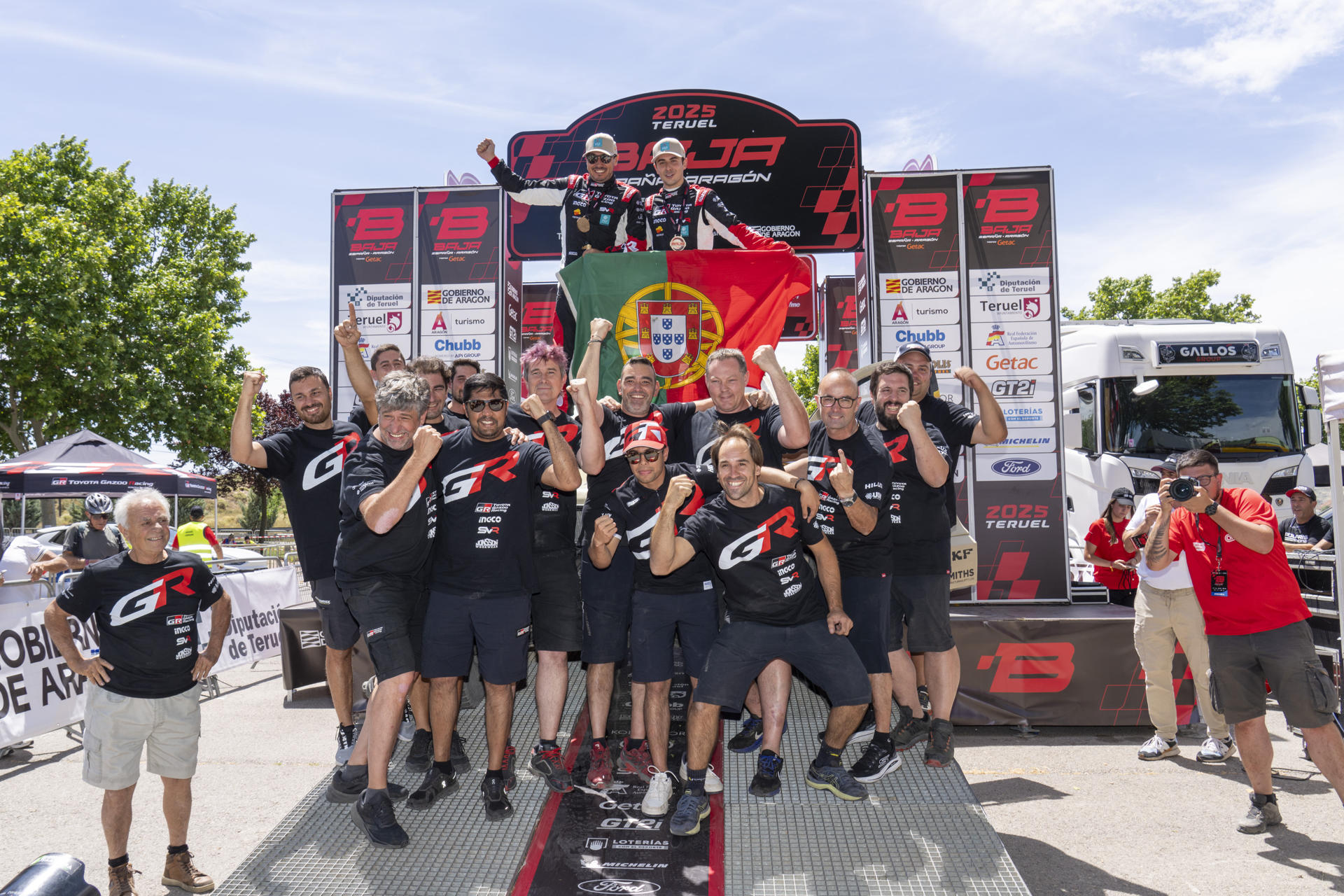 El piloto portugués João Ferreira (Toyota) y su copiloto Filipe Palmeiro han ganado la Baja Aragón 2025. EFE/ Antonio García