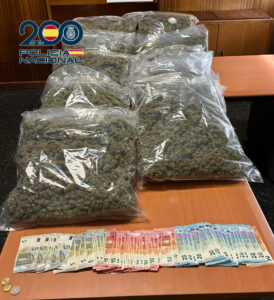Agentes de la Policía Nacional han detenido a dos varones con más de 10kg de marihuana conduciendo un vehículo de alta gama. EFE/ Policía Nacional 
**SOLO USO EDITORIAL/SOLO DISPONIBLE PARA ILUSTRAR LA NOTICIA QUE ACOMPAÑA (CRÉDITO OBLIGATORIO)***