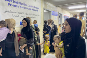El Hospital de la Sociedad Benéfica de Amigos del Paciente de Ciudad de Gaza está atestado de madres ojerosas y niños cabezudos con cuerpos demasiado pequeños; ojos hundidos, tripas hinchadas y brazos diminutos. Es el único centro pediátrico que trata la desnutrición en el norte de la Franja, donde la hambruna se cobra cada día más vidas, la mayoría de niños. EFE/Ahmad Awad