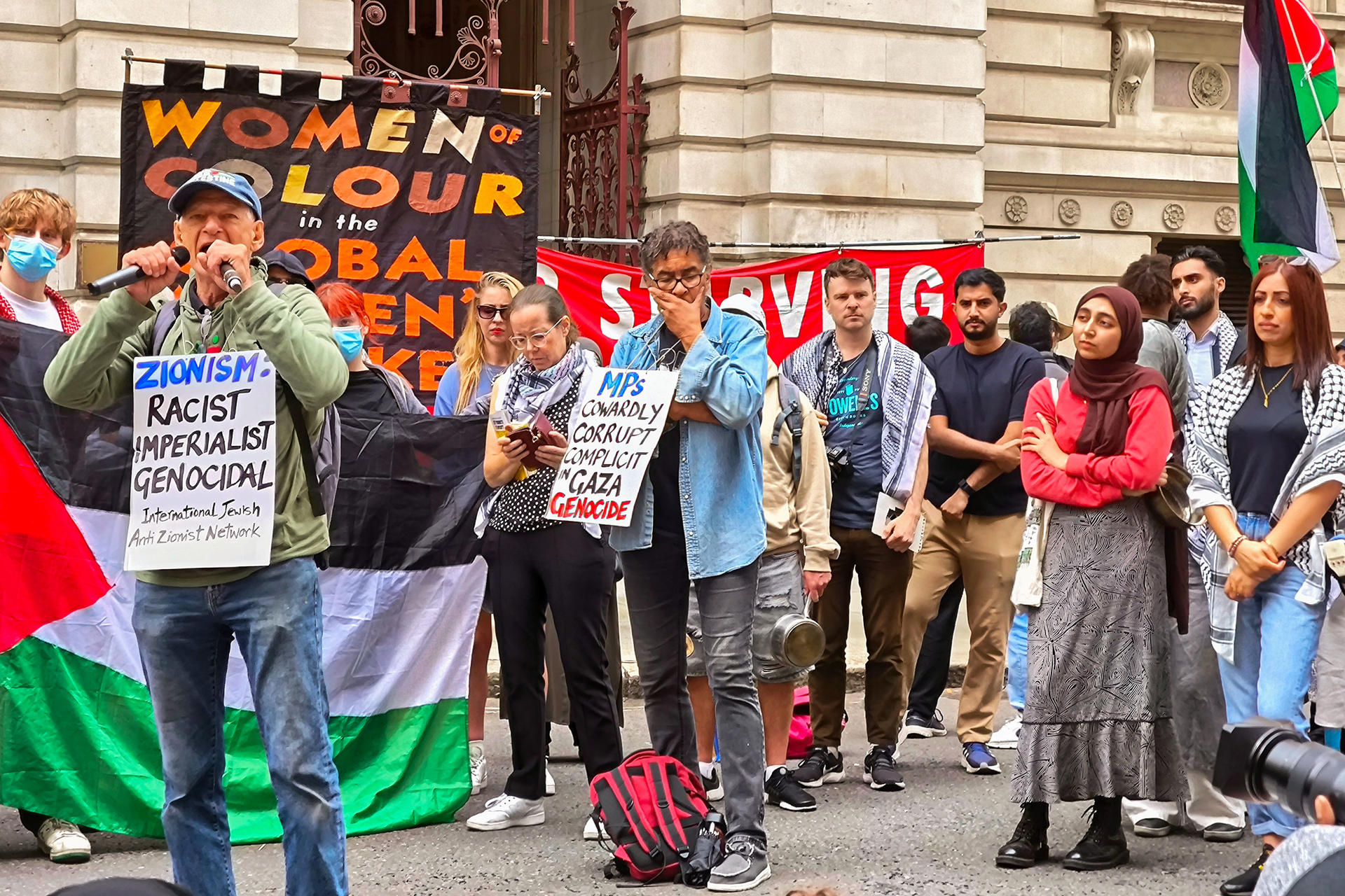 Un centenar de personas se manifiesta este miércoles frente a la sede del Ministerio británico de Asuntos Exteriores en Londres para pedir el fin de la hambruna en Gaza con una cacerolada improvisada. EFE/ Guillermo Garrido
