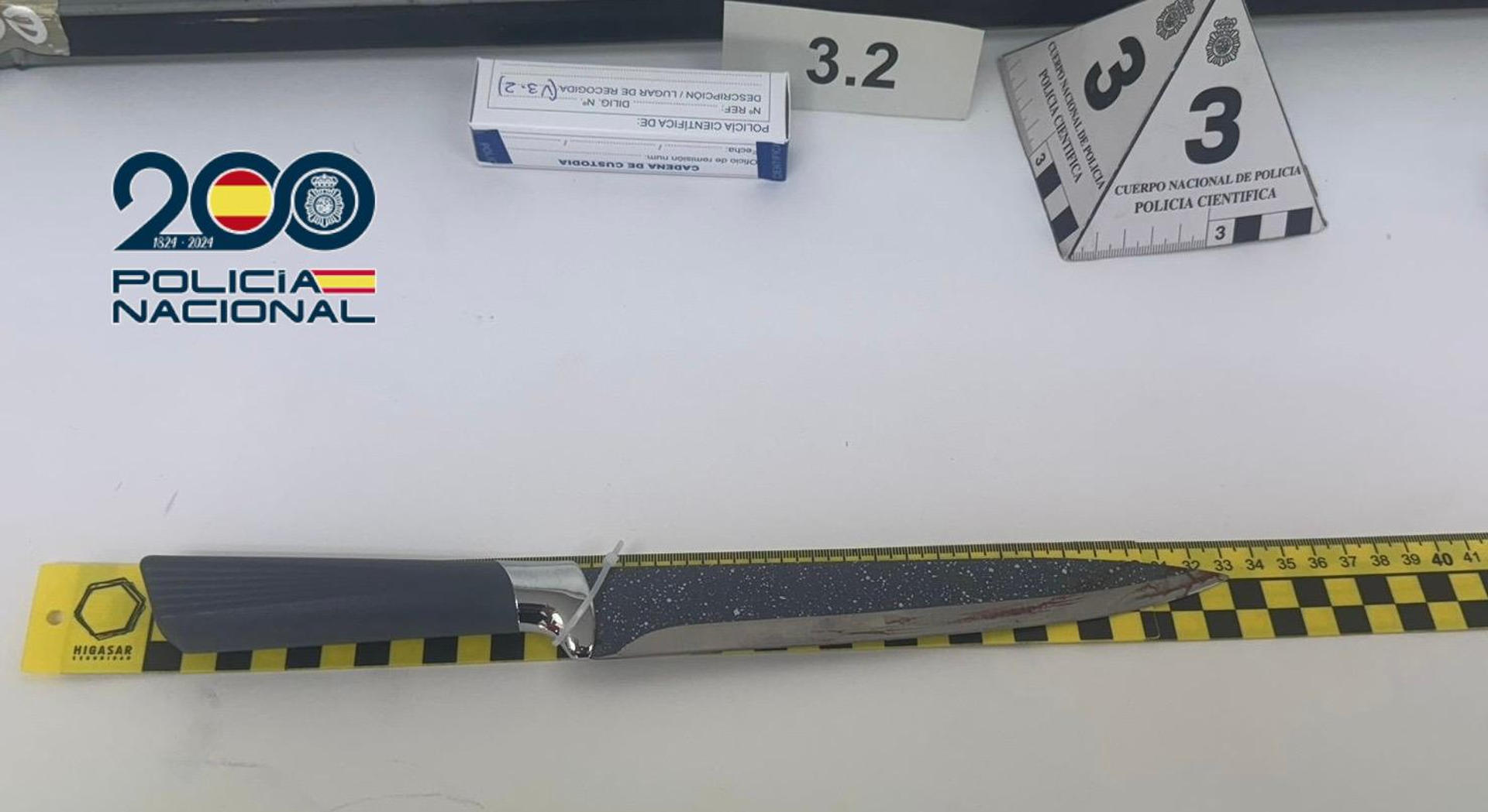 Vista del cuchillo usado presuntamente en el homicidio de un hombre en una plaza de Elche. La Policía Nacional ha detenido en Elche al supuesto autor del homicidio con arma blanca de un hombre de 32 años ocurrido este lunes en la plaza 1 de Mayo de esta ciudad alicantina, según un comunicado del cuerpo. EFE/Policía Nacional / SOLO USO EDITORIAL/SOLO DISPONIBLE PARA ILUSTRAR LA NOTICIA QUE ACOMPAÑA (CRÉDITO OBLIGATORIO)
La víctima recibió dos puñaladas, una en el cuello y la otra en el abdomen, de gran gravedad. Una vez asistida por unidad del Samu y trasladada a un centro hospitalario, fue intervenida quirúrgicamente pero falleció poco después, indica la nota de prensa.