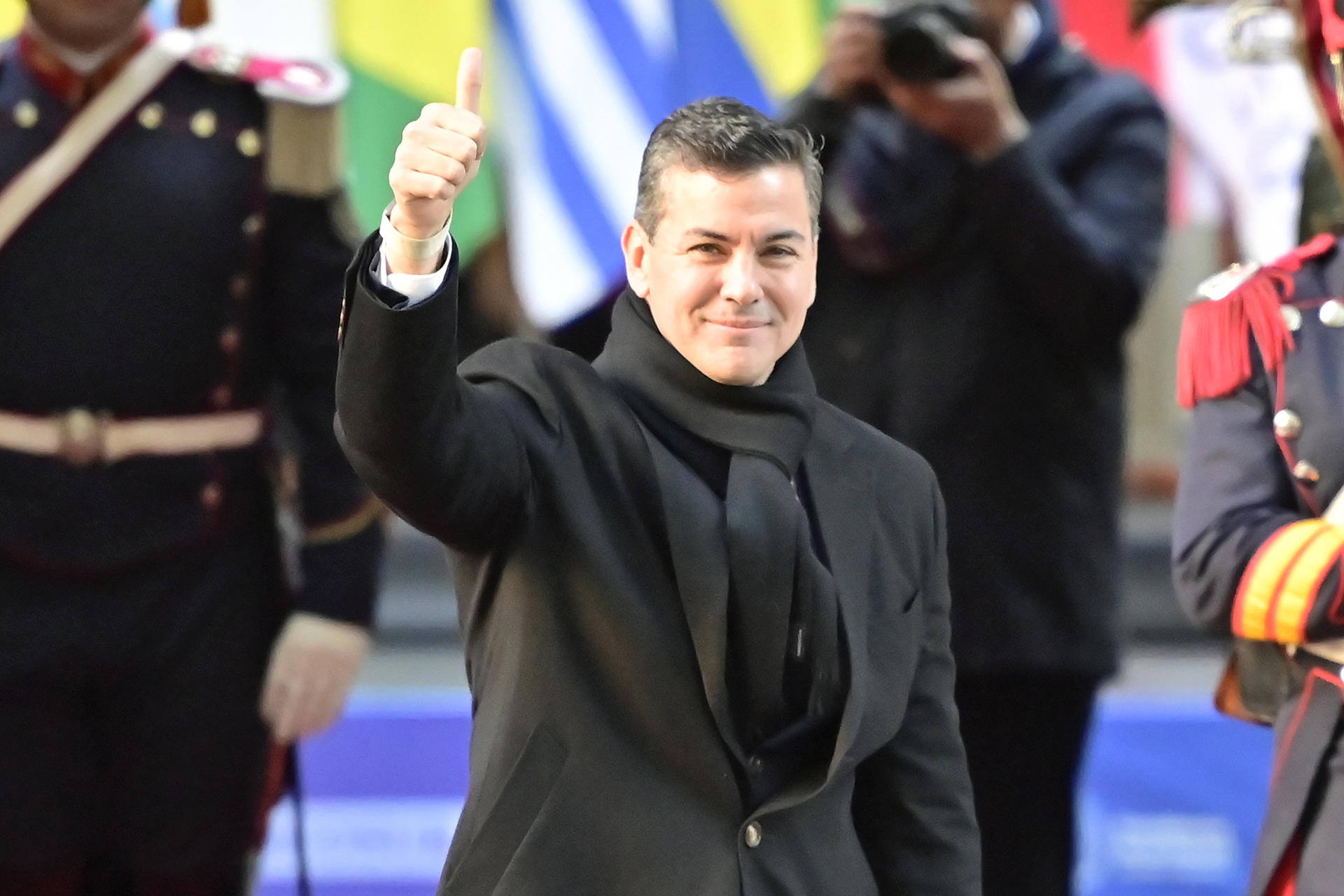 El presidente de Paraguay, Santiago Peña, al saludar este jueves, 3 de julio, a su llegada a la Cumbre semestral del Mercosur, en Buenos Aires (Argentina). EFE/Martín Campaya
