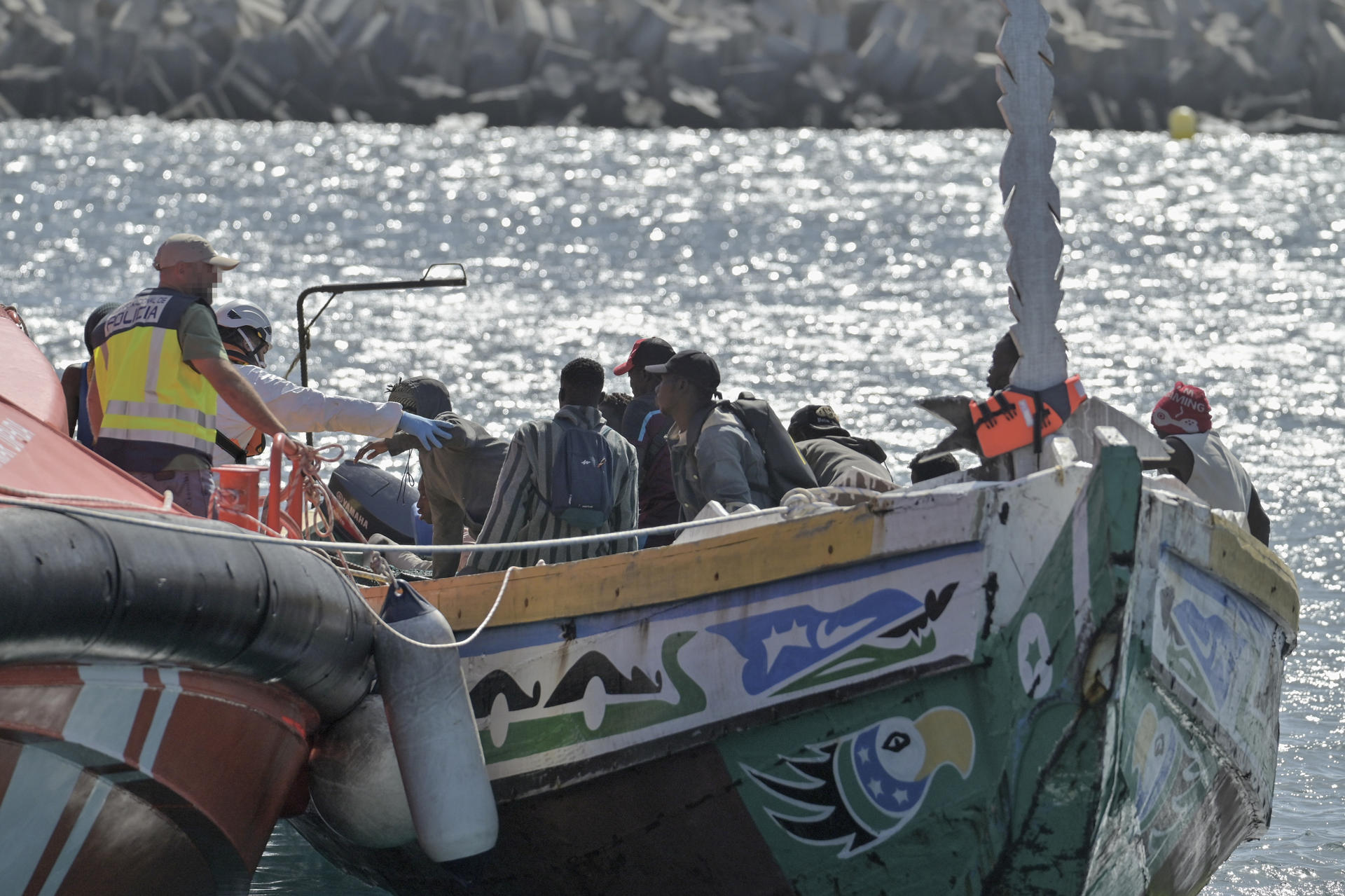 Imagen de los 54 inmigrantes rescatados en la tarde de hoy sábado por la embarcación de Salvamento Marítimo, Salvamar Diphda, en aguas cercanas a El Hierro y trasladados al puerto de La Restinga, en el municipio de El Pinar, en la isla de El Hierro. EFE/ Gelmert Finol
