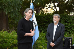 El director de cine canadiense Jason Reitman pronuncia un discurso en presencia del director del Festival de Cine Mar del Plata, Gabriel Lermanl. EFE/ Mónica Rubalcava