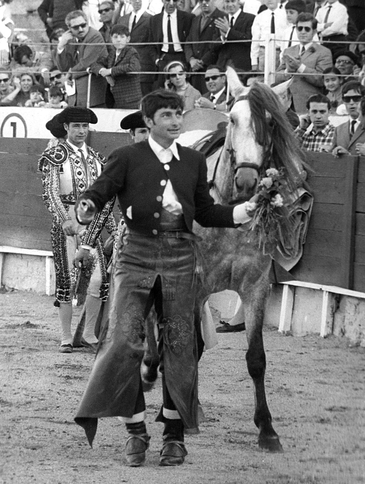 Imagen de archivo de Figueras (Gerona), 5-5-1968.- El rejoneador Rafael Peralta, trofeo en mano, da la vuelta al ruedo en la corrida de toros celebrada en Figueras.- EFE