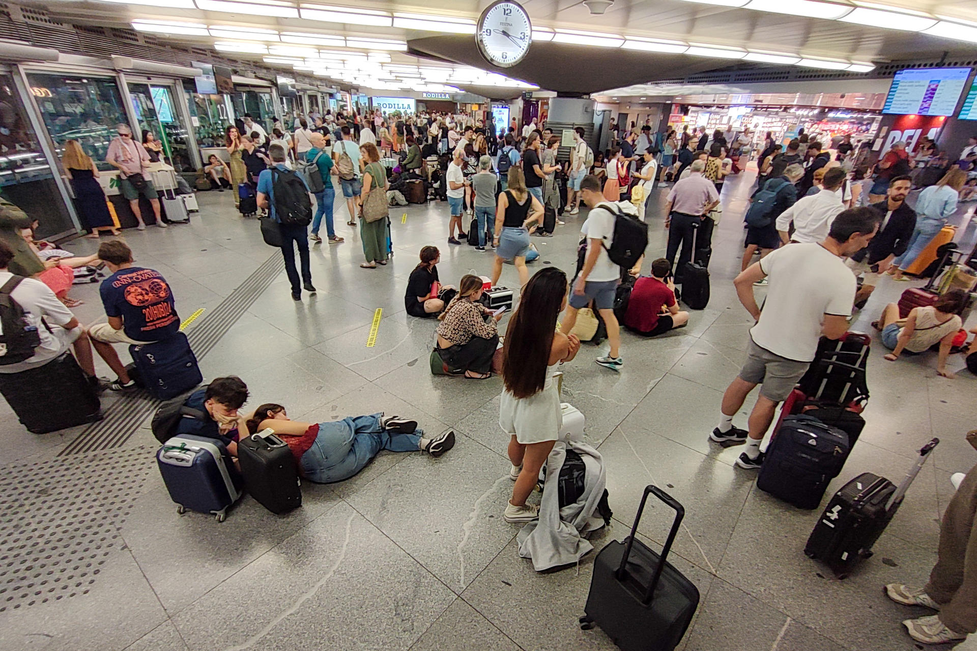 Cientos de personas esperan la salida de su tren en la estación de Atocha en Madrid. EFE/ Isabel Poncela Laborda