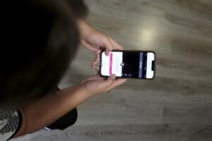 Imagen de archivo de una mujer consultando su teléfono móvil. EFE/ J.M. García
